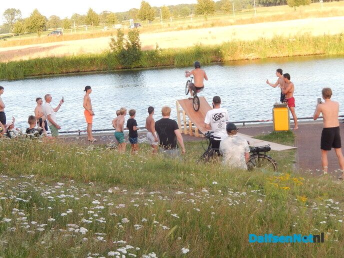 De Dalfser jongeren genieten enorm nabij de haven - Foto: Willy