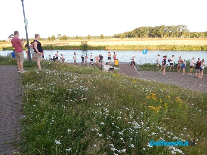 De Dalfser jongeren genieten enorm nabij de haven - Foto: Willy