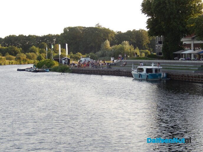 De Dalfser jongeren genieten enorm nabij de haven - Foto: Willy
