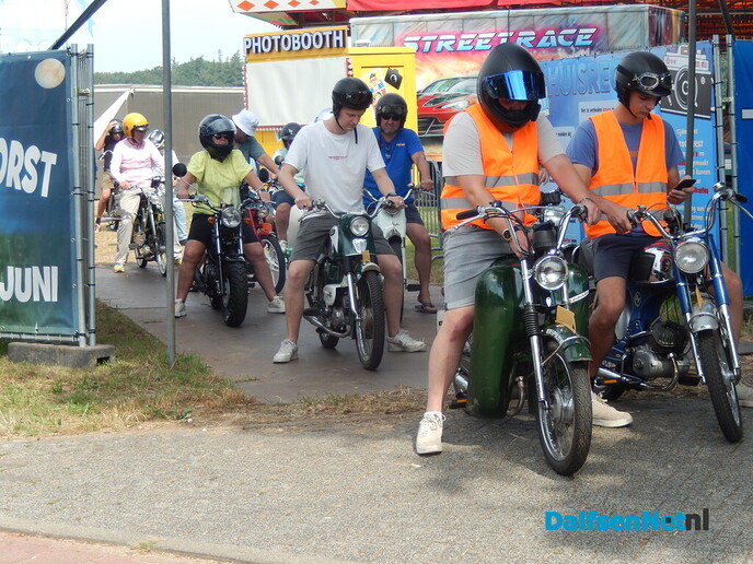 Sproeifeest op zaterdagmorgen: knutselen en brommers kiek’n - Foto: Willy
