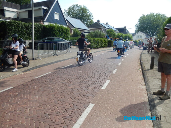 Sproeifeest op zaterdagmorgen: knutselen en brommers kiek’n - Foto: Willy
