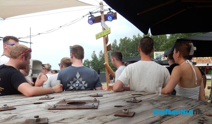 Gezellige drukte op het sproeifeest in Hoonhorst - Foto: Willy