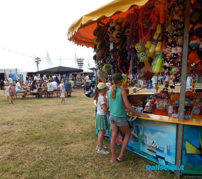 Gezellige drukte op het sproeifeest in Hoonhorst - Foto: Willy