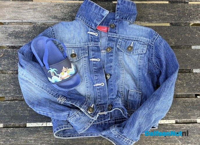Gevonden kinder spijkerjasje en slippertjes