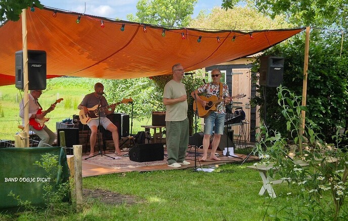 Muziek in de tuin te Nieuwleusen: en Femmie was daar bij - Foto: Femmie Smink