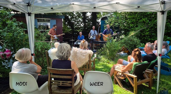 Muziek in de tuin te Nieuwleusen: en Femmie was daar bij - Foto: Femmie Smink