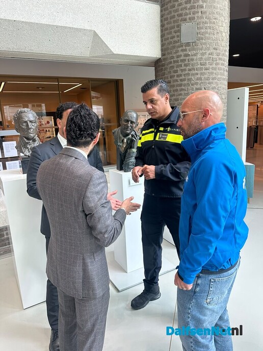 De Nederlandse Politiebond en Gerrit Hartholt petitie aangeboden - Foto: Ingezonden foto