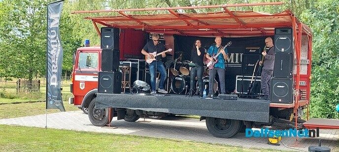 Lustrum deelnemers op het podium bij Muziek in de Tuin in Dalfsen