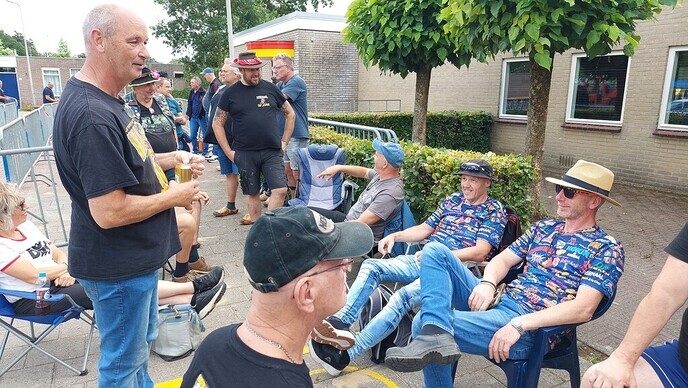 Nu al in de rij voor een kaartje van Normaal; ook SBS6 aanwezig - Foto: Evert Jan Pasman