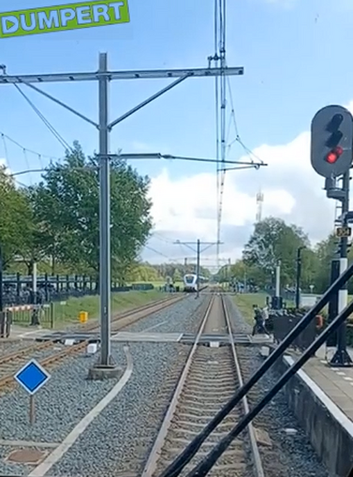 Onder slagboom doorkruipen bij naderende tein