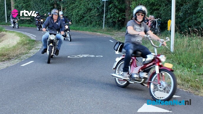 Veel brommers rijden de oldtimer bromfietsrit vanuit Dalfsen - Foto: Ingezonden foto