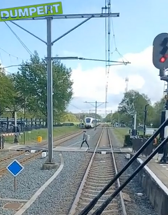Onder slagboom doorkruipen bij naderende trein - Foto: Ingezonden foto