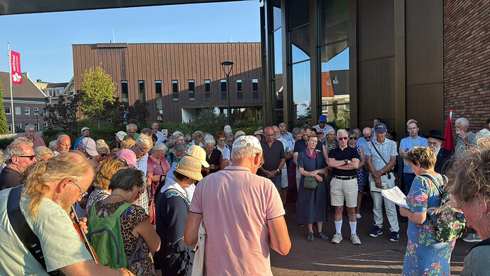 Eerbiedwaardige Solidariteitswandeling in centrum van Dalfsen - Foto: Eigen geleverde foto