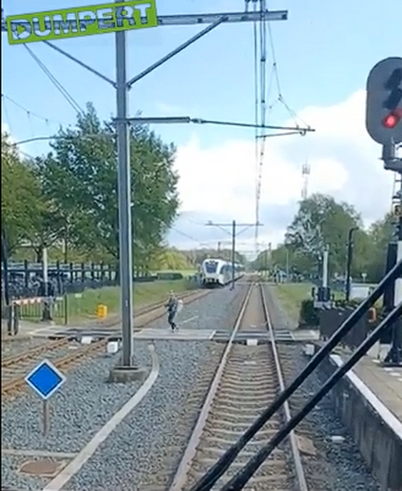 Onder slagboom doorkruipen bij naderende trein - Foto: Ingezonden foto