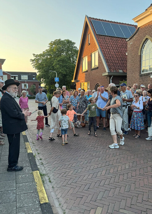 Eerbiedwaardige Solidariteitswandeling in centrum van Dalfsen - Foto: Eigen geleverde foto