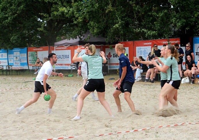 Vanmorgen was ook de Auto van Ewijk Beach Handbal - Foto: Ingezonden foto