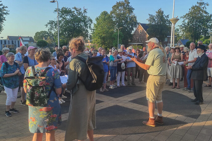 Eerbiedwaardige Solidariteitswandeling in centrum van Dalfsen - Foto: Eigen geleverde foto