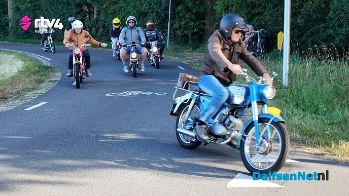 Veel brommers rijden de oldtimer bromfietsrit vanuit Dalfsen - Foto: Ingezonden foto
