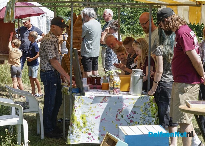 Veel belangstelling tijdens Open Imkerijdag in Nieuwleusen - Foto: Paul Scholten