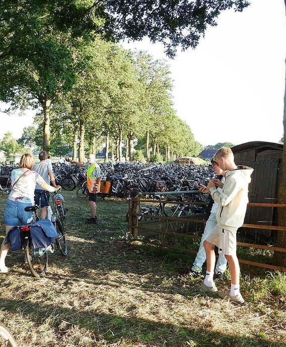 Femmie was op het ballonnenfeestje is Staphorst: nou feestje? - Foto: Femmie Smink