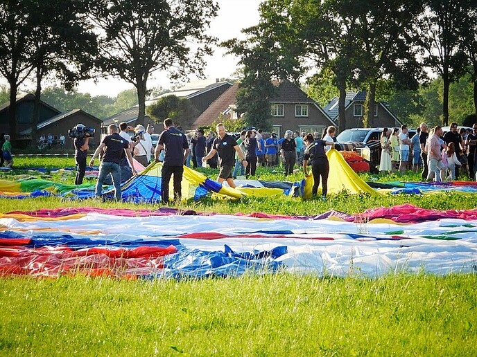 Femmie was op het ballonnenfeestje is Staphorst: nou feestje? - Foto: Femmie Smink