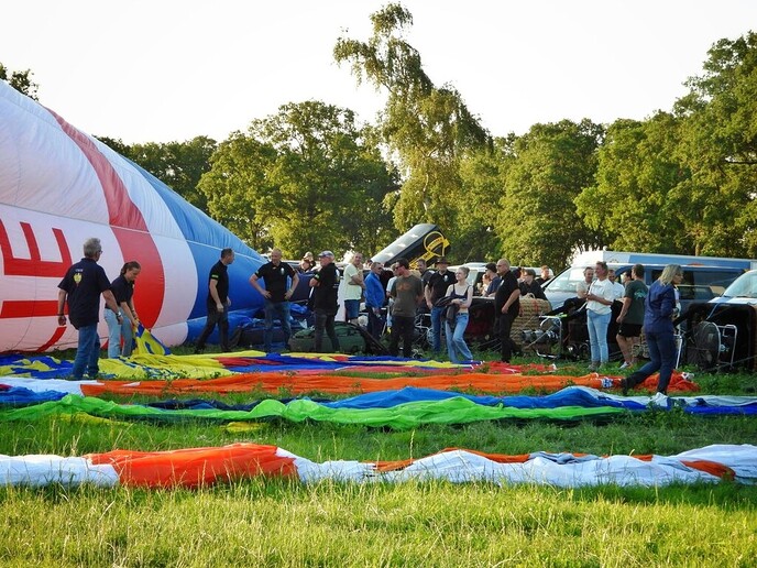 Femmie was op het ballonnenfeestje is Staphorst: nou feestje? - Foto: Femmie Smink