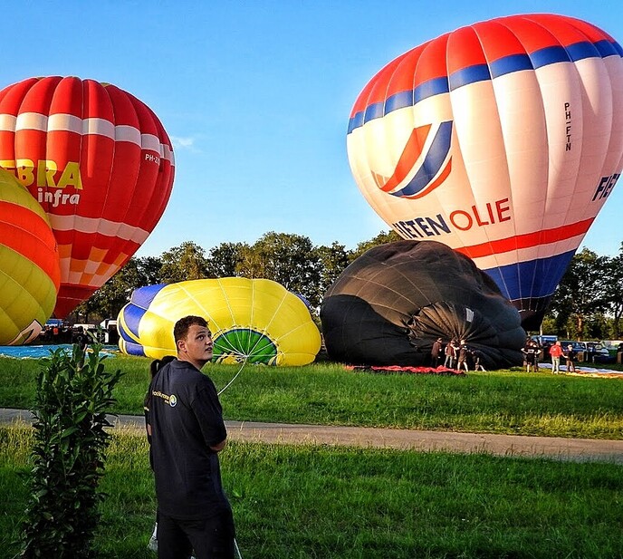 Femmie was op het ballonnenfeestje is Staphorst: nou feestje? - Foto: Femmie Smink