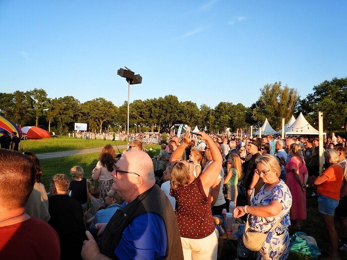 Femmie was op het ballonnenfeestje is Staphorst: nou feestje? - Foto: Femmie Smink