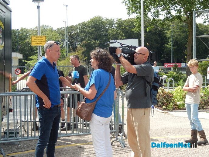 Nu al in de rij voor een kaartje van Normaal; ook SBS6 aanwezig - Foto: Willy