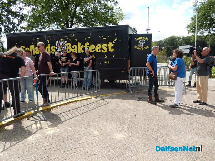 Nu al in de rij voor een kaartje van Normaal; ook SBS6 aanwezig - Foto: Willy
