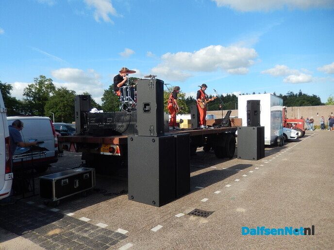 Zéér grote belangstelling bij de kaartverkoop voor Normaal - Foto: Willy