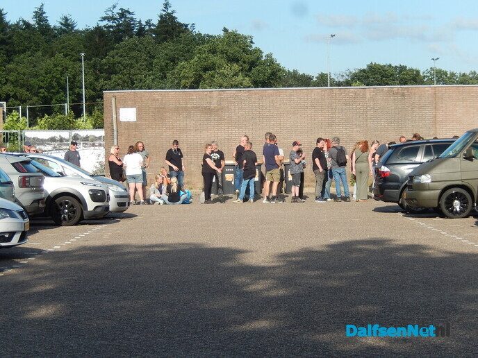 Zéér grote belangstelling bij de kaartverkoop voor Normaal - Foto: Willy