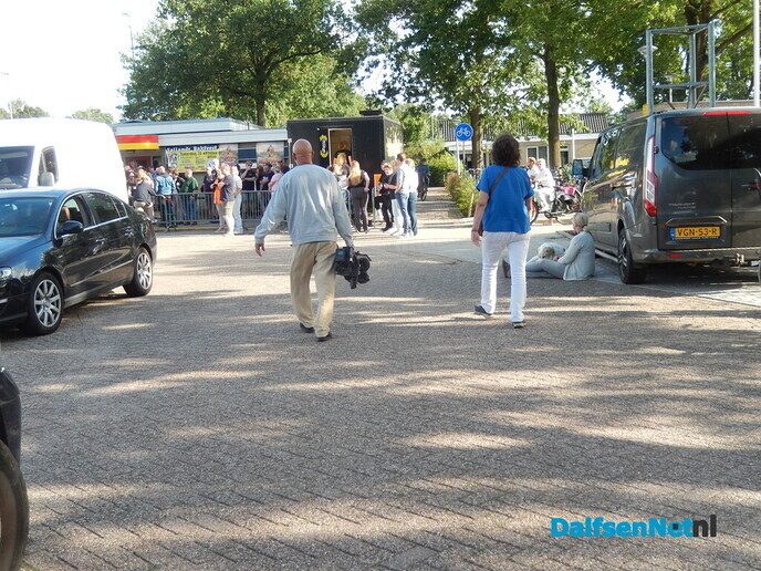 Zéér grote belangstelling bij de kaartverkoop voor Normaal - Foto: Willy