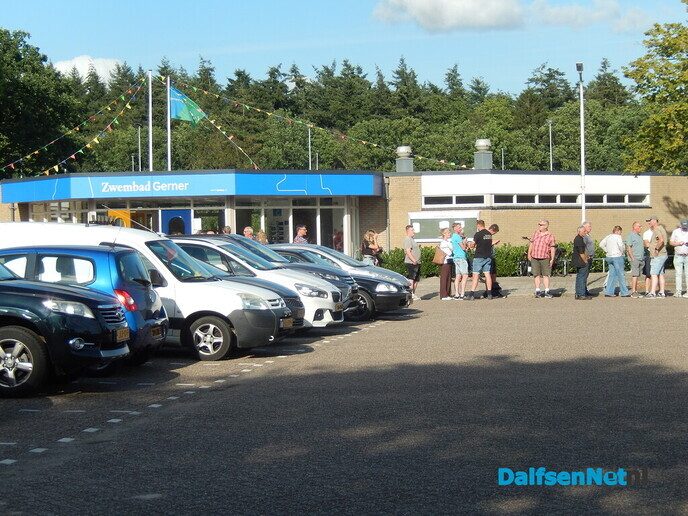 Zéér grote belangstelling bij de kaartverkoop voor Normaal - Foto: Willy