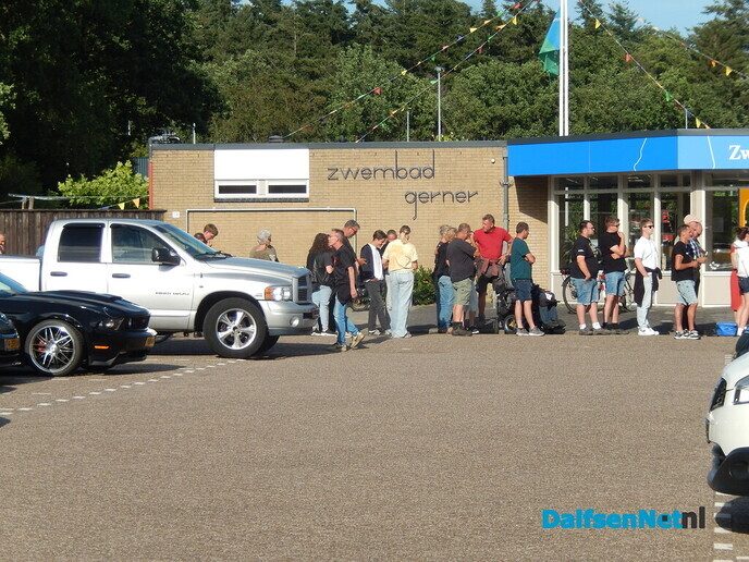 Zéér grote belangstelling bij de kaartverkoop voor Normaal - Foto: Willy