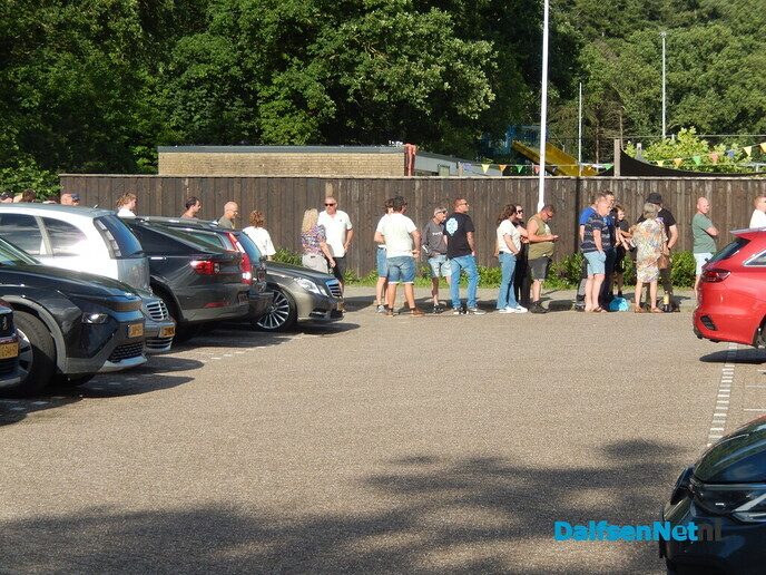 Zéér grote belangstelling bij de kaartverkoop voor Normaal - Foto: Willy