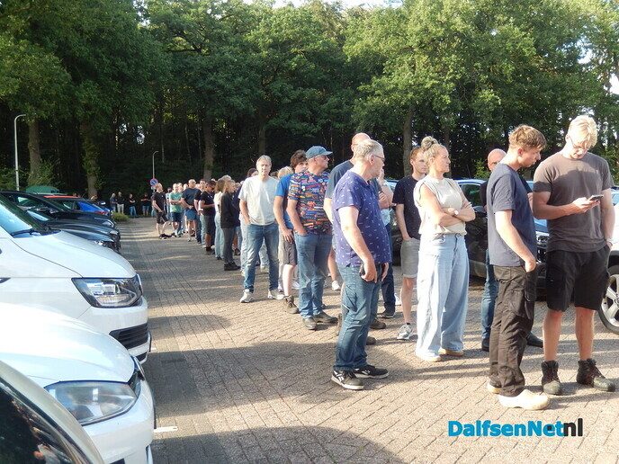 Zéér grote belangstelling bij de kaartverkoop voor Normaal - Foto: Willy
