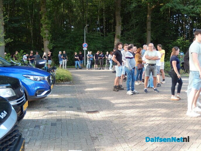 Zéér grote belangstelling bij de kaartverkoop voor Normaal - Foto: Willy