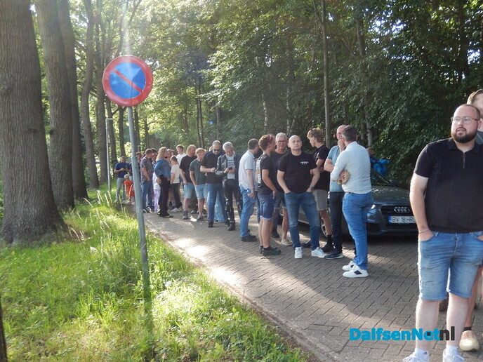 Zéér grote belangstelling bij de kaartverkoop voor Normaal - Foto: Willy