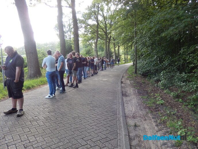 Zéér grote belangstelling bij de kaartverkoop voor Normaal - Foto: Willy