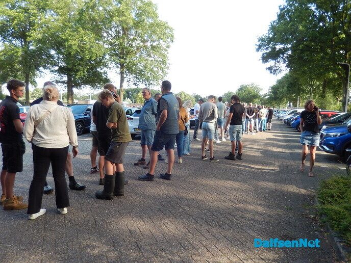 Zéér grote belangstelling bij de kaartverkoop voor Normaal - Foto: Willy