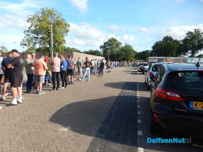 Zéér grote belangstelling bij de kaartverkoop voor Normaal - Foto: Willy