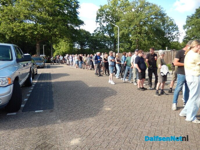 Zéér grote belangstelling bij de kaartverkoop voor Normaal - Foto: Willy