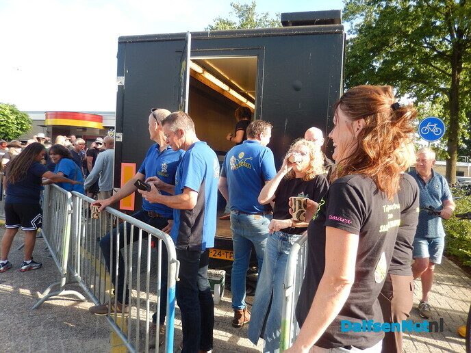 Zéér grote belangstelling bij de kaartverkoop voor Normaal - Foto: Willy