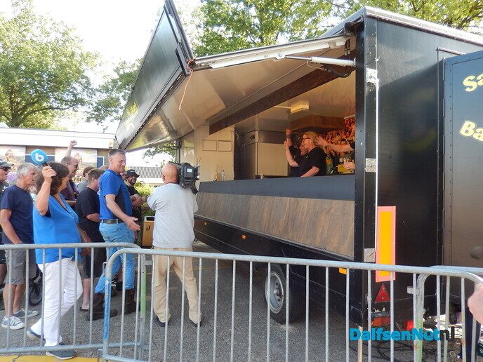 Zéér grote belangstelling bij de kaartverkoop voor Normaal - Foto: Willy