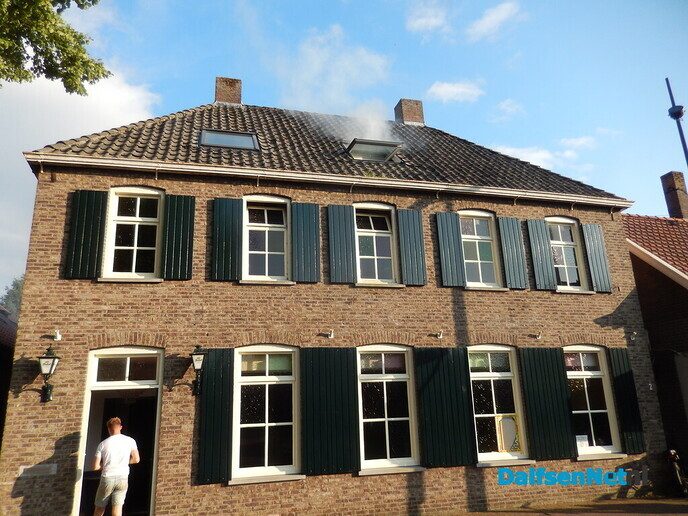Veel rook uit voormalig Chinees restaurant aan Kerkplein - Foto: Willy