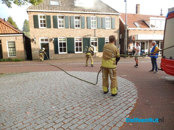 Veel rook uit voormalig Chinees restaurant aan Kerkplein - Foto: Willy