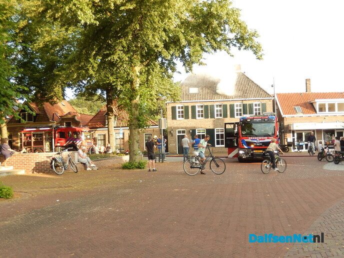 Veel rook uit voormalig Chinees restaurant aan Kerkplein - Foto: Willy