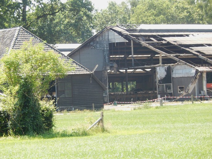 Grote brand bij agrarisch bedrijf Aalshorsterpad - Foto: Ingezonden foto