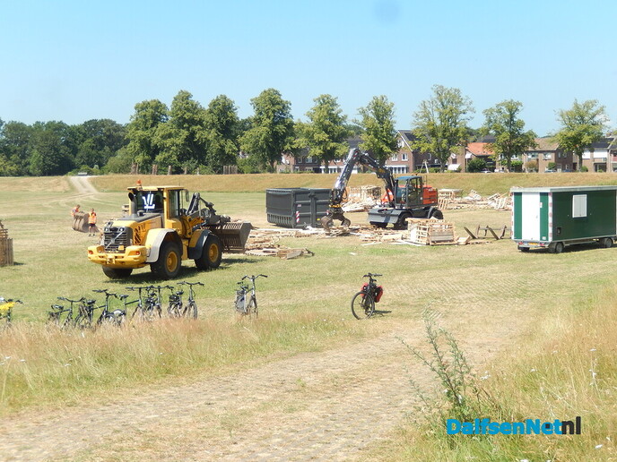 Herman heeft de grootste schik op zijn shovel - Foto: Willy